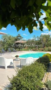 Bazén v ubytování Fruska Pool House nebo v jeho okolí
