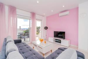 Televízia a/alebo spoločenská miestnosť v ubytovaní Apartment Deluxe Villa Carlotta