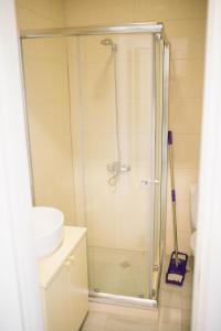 una doccia con una porta in vetro in un bagno di Lumari Apartment a Kakhaberi Altre 19 foto