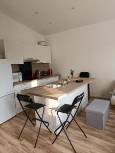 Kuchyň nebo kuchyňský kout v ubytování Appartement F1