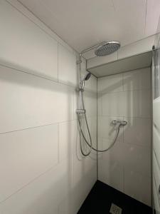 une douche dans une salle de bain avec une pomme de douche dans l'établissement Laundry Studio 2 - proche gare- centre ville- CNPE, à Calais