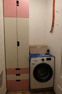 a laundry room with a washing machine in a room at Rosso Papavero Home in Borgo San Lorenzo