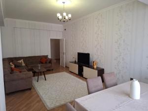 Posezení v ubytování Квартира недалеко от центра на берегу Каспия