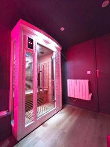 una habitación con una habitación rosa con una ventana en Romantic Room proche de Paris, en Choisy-le-Roi
