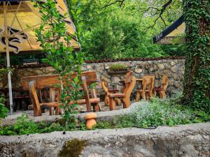 Aed väljaspool majutusasutust Etno House Šćepanov Hlad