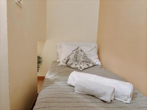 een bed met witte lakens en kussens erop bij RelaxHouse vicino Bagni di Lucca in Popiglio +10 foto's