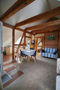 Posezení v ubytování Ferienwohnung im Vogelhaus mit Dachterasse und großem Garten