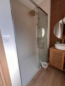 AiranGîte de charme en pierre的浴室里有玻璃门的淋浴间 更多9张照片