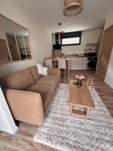 AiranGîte de charme en pierre的带沙发和桌子的客厅