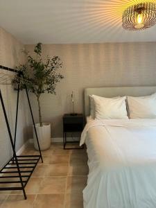 Postel nebo postele na pokoji v ubytování Bed en Wellness Groenrust Ermelo