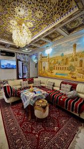Гостиная зона в Hotel Gulnaraxanum Boutique This hotel is nearby the center of the old city Every room decorated in the unique style