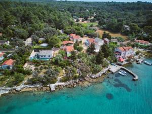 eine Luftaufnahme eines Hauses auf einer Insel im Wasser in der Unterkunft Cozy Holiday Home Punta Kriza in Punta Križa