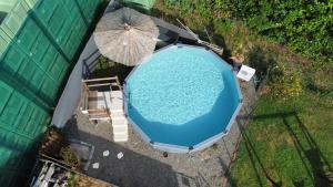 an overhead view of a swimming pool with an umbrella at L'Escale -Domaine Des Boissons - in Meursac +13 photos