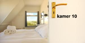 Postel nebo postele na pokoji v ubytování Strandhotel Terschelling B&B