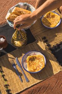 een tafel met drie borden eten erop bij NOMAD SPIRIT Hotel & Surfcamp in Tamraght Ouzdar