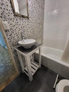 a bathroom with a sink and a bath tub at Genial con excelente ubicación in Buenos Aires