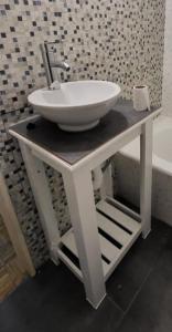 a white sink on a table in a bathroom at Genial con excelente ubicación in Buenos Aires