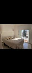 Un dormitorio con una cama grande con ventana. en Centro, en Paraná