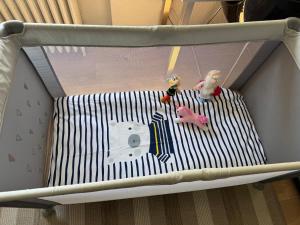 a crib with three toy animals on it at Appartement Bes,, Chaleureux et confortable avec entrée indépendante in Wittenheim