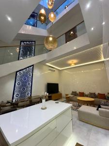 ein Wohnzimmer mit Sofa und Tisch in der Unterkunft Riad De Luxe Marrakech in Marrakesch + 52 Fotos