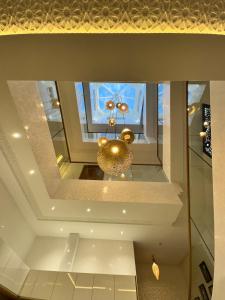 ein Kronleuchter, der von der Decke in einem Raum hängt in der Unterkunft Riad De Luxe Marrakech in Marrakesch