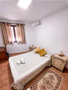 a bedroom with a bed with two towels on it at Casa Rincón de Monda in Monda