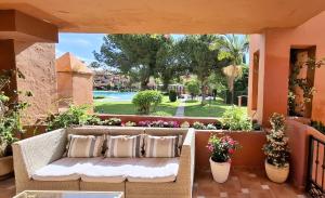 kanapa na tarasie z widokiem na podwórko w obiekcie Alhambra del Golf - Guadalmina w mieście Estepona