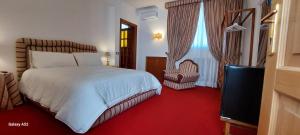 une chambre d'hôtel avec un lit et une télévision dans l'établissement Villa Habana, à Fonte Nuova