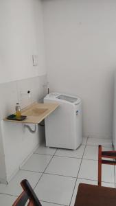 cocina blanca con encimera y nevera en my sweet place 8, en São Luís 4 fotos más