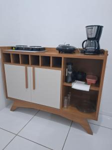 un armario de madera con una cafetera. en my sweet place 8, en São Luís