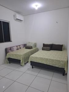 Habitación con 2 camas y TV. en my sweet place 8, en São Luís