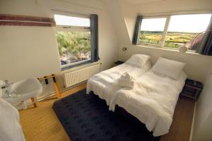 Postel nebo postele na pokoji v ubytování Strandhotel Terschelling B&B