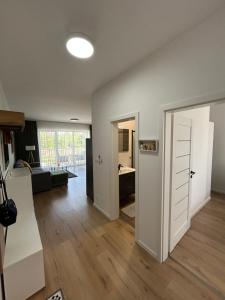 A kitchen or kitchenette at Apartman Hanna