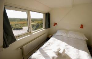 Postel nebo postele na pokoji v ubytování Strandhotel Terschelling B&B