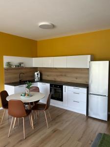 A kitchen or kitchenette at Apartman Hanna Még 18 kép