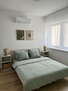 A bed or beds in a room at Apartman Hanna