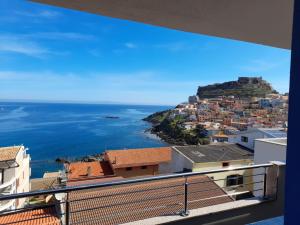 une vue sur l'océan depuis un balcon dans l'établissement Cara a' mari, à Castelsardo