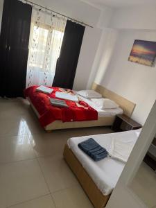 En eller flere senge i et værelse på Casa Costinesti by Genco + 8 billeder