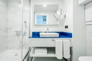 Koupelna v ubytování ORBI CITY BLACK SEA VIEW BEACHFRONT KING APARTHOTEL BATUMi + 26 fotografií