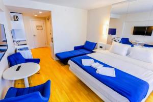 TV a/nebo společenská místnost v ubytování ORBI CITY BLACK SEA VIEW BEACHFRONT KING APARTHOTEL BATUMi