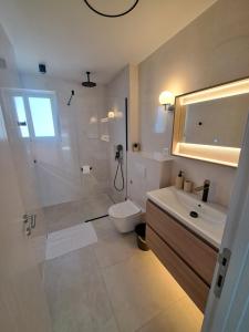 Un baño con ducha, inodoro y lavabo. en M&M Luxury Apartments, en Petrčane 64 fotos más
