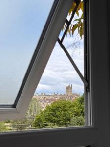 ein offenes Fenster mit Blick auf ein Gebäude in der Unterkunft Cosy central Bath pad in Bath