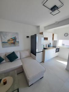 a living room with a couch and a kitchen at M&M Luxury Apartments in Petrcane