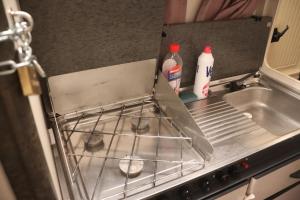 Dapur atau dapur kecil di Full Service Caravan