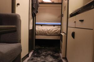 Katil atau katil-katil dalam bilik di Full Service Caravan