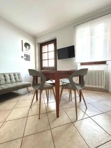 Un comedor con una mesa de madera y dos sillas. en Appartamento Casa Bruno, en Porto SantʼElpidio 4 fotos más
