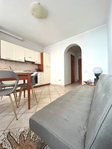 una sala de estar con un sofá y una mesa en Appartamento Casa Bruno, en Porto SantʼElpidio