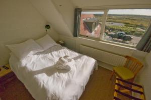 Postel nebo postele na pokoji v ubytování Strandhotel Terschelling B&B