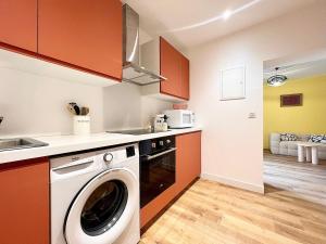 a kitchen with a washing machine in a kitchen at Appartement le Pop Art, à deux pas du Port in Le Tréport +2 photos