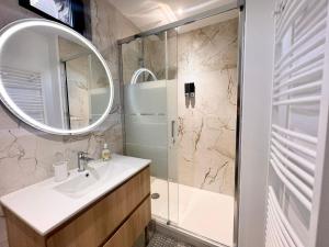 a bathroom with a sink and a shower at Appartement le Pop Art, à deux pas du Port in Le Tréport
